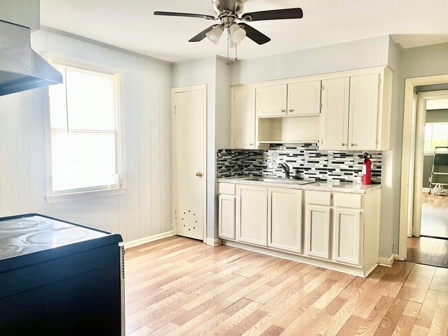 Photo - 2195 Glenmore Ave