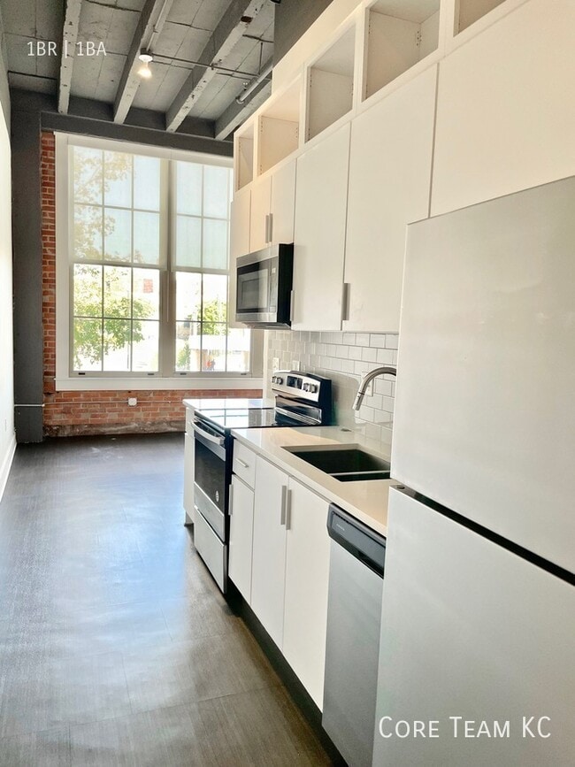 Building Photo - 3200 Gillham-104 Unit 104