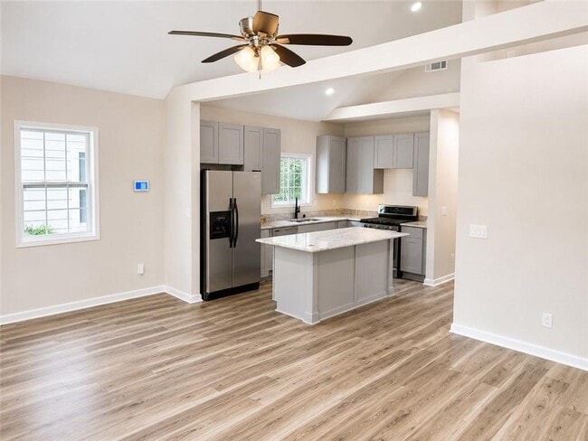 Photo - 888 Coleman St SW