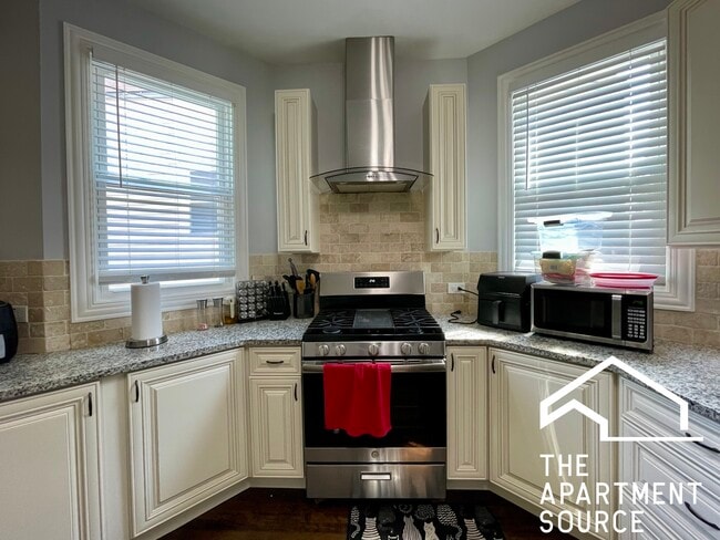 Building Photo - 2824 N Ridgeway Ave Unit 2