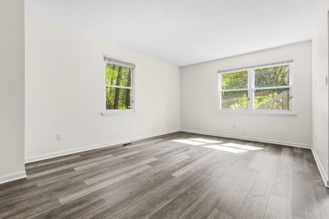 Photo - Fully Repainted 2be/1.5ba Duplex With Easy Access To The Highway