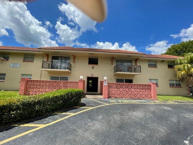 Building Photo - Beautifully maintained 2-bed and 1.5-bath ... Rental