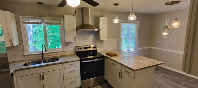 Building Photo - Renovated, Spacious Split Foyer homme