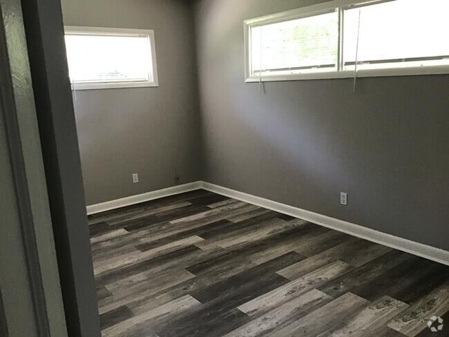 Building Photo - 3 Bedroom 2 Bath Home