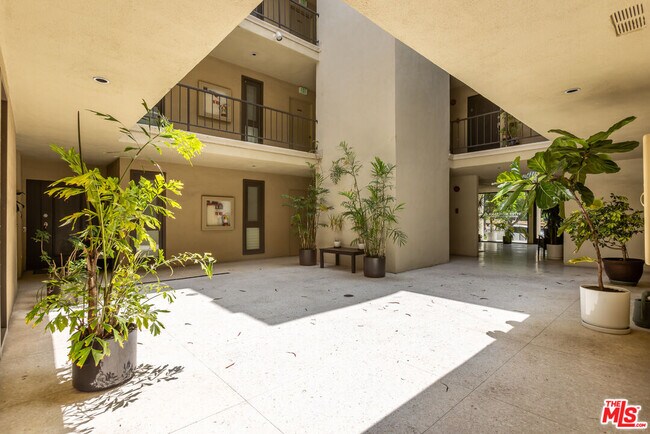 11789 Montana Ave Unit 9