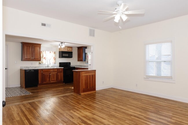 Photo - 1005 Main St