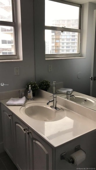 Building Photo - 3801 S Ocean Dr Unit 10V