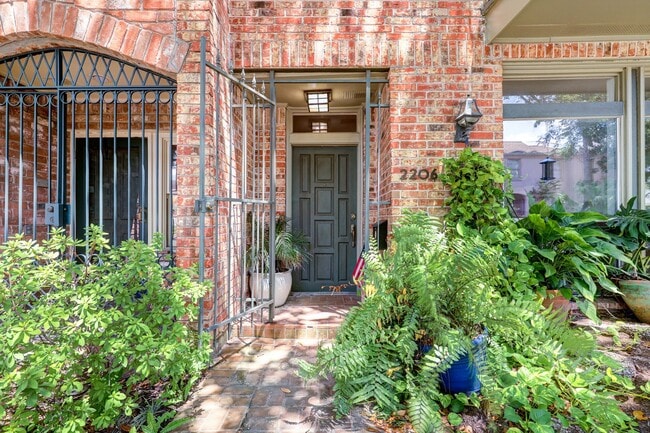 Photo - Large Townhome in River Oaks