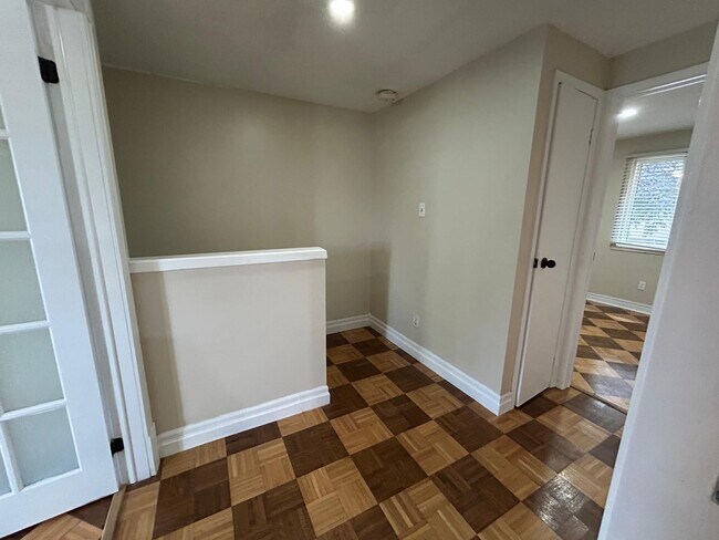 Photo - 81 Hansen Rd N