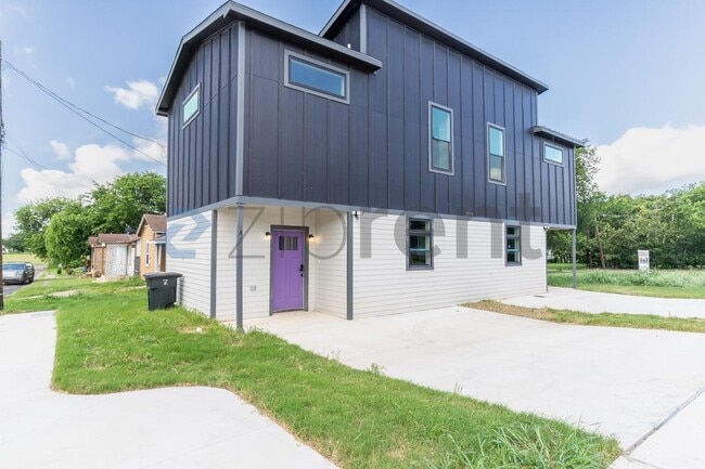 Building Photo - Unit A