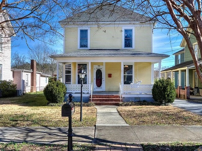 Building Photo - 3 Bedrooms, 2 Bathrooms - Home close to Do...