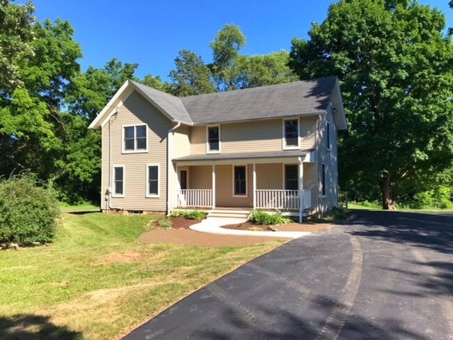 Building Photo - 2 Bedroom, 1.5 Bath Farm HOUSE, LARGE Yard, 2.5 Car Garage! UPDATES!