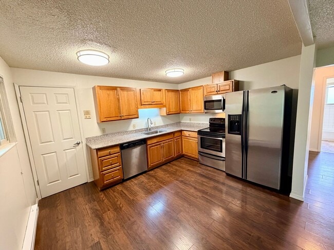Building Photo - Updated Top Floor 2-Bed with Washer/Dryer,... Unit 148 22nd Ave. E.