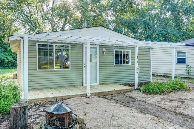 Building Photo - 1805 Baird St