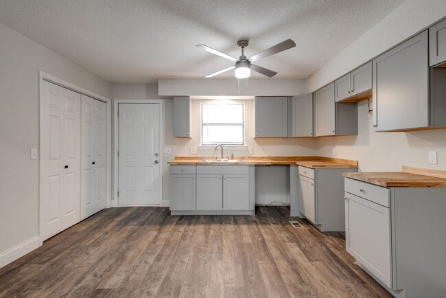 Photo - 718 Salem Rd