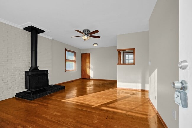 Photo - 995 Wiltshire Rd