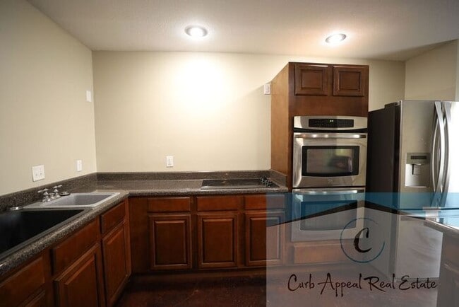 Photo - Internet included!! Spacious 1 bed /1 full bath apt - includes washer/dryer