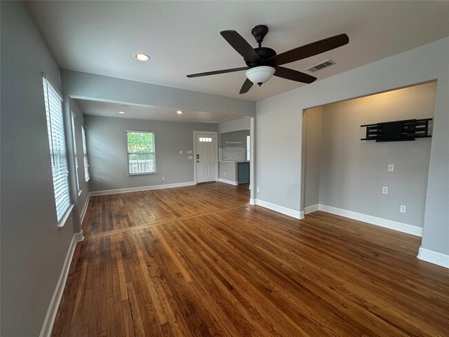 Photo - 5513 Avenue F