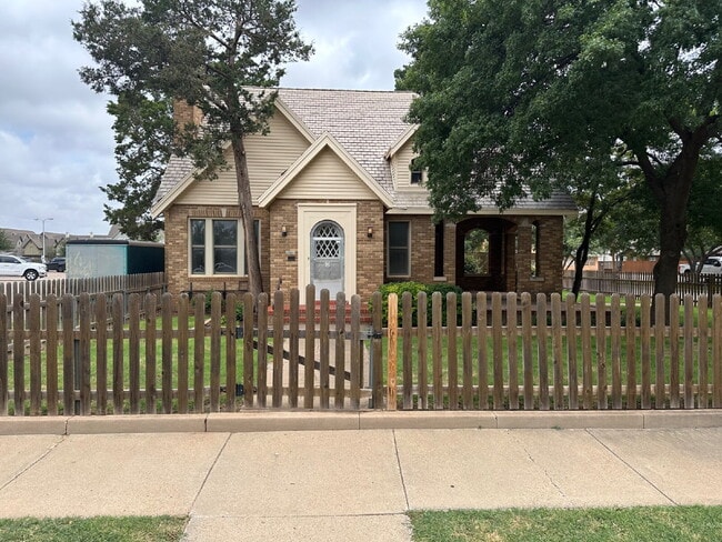Building Photo - A Broadway Classic, Just Down the Street from Texas Tech! Unit Front