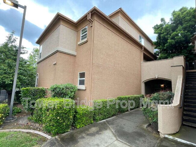 Building Photo - 1900 Danbrook Dr Unit #111