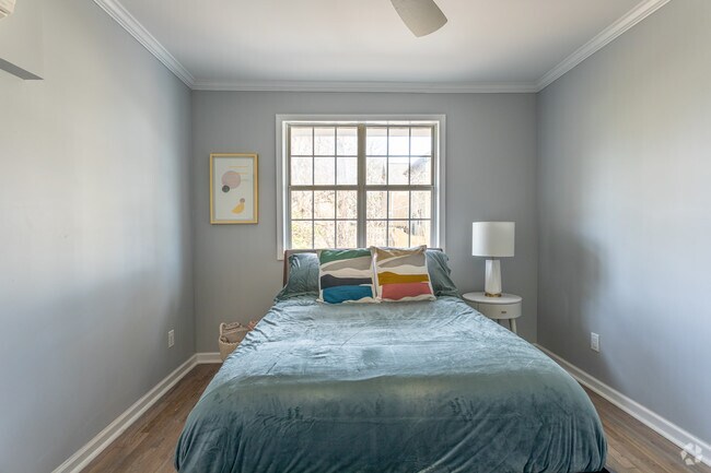 2BR, 1BA - 850 SF