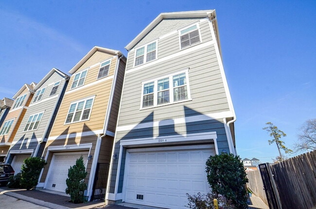 Building Photo - 1223 W 19th St Unit A