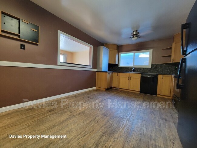 Photo - 12824-12103 103 St NW