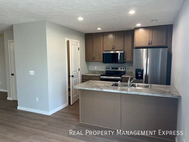3 Bedroom 1.5 Bathroom Townhome - 3 Bedroom 1.5 Bathroom Townhome