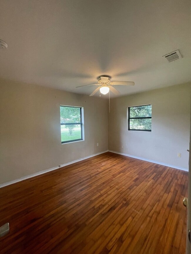 Photo - 4 Bed 1 Bath | Large Fenced Yard | Washer/Dryer Hookups | Central Air | Pet Friendly | Section 8 ...