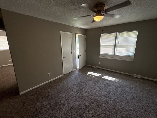 Building Photo - 5036-5038 N Topping Duplex Unit 5038