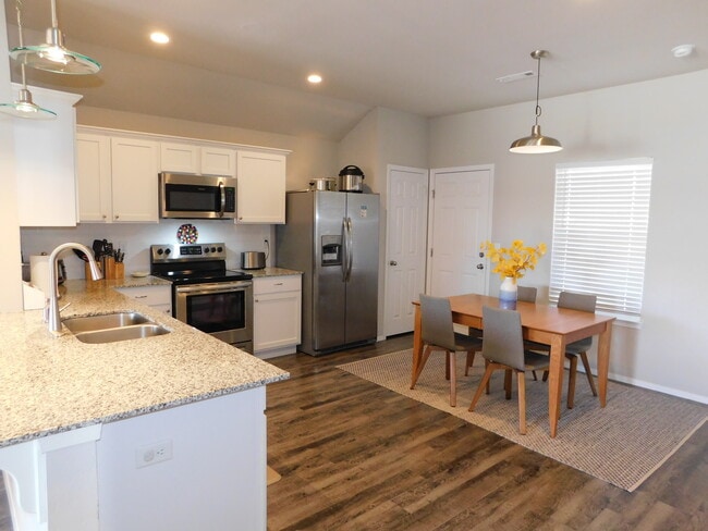 Granite countertops, stainless appliances, refrigerator included - 4656 W Fairbanks Way