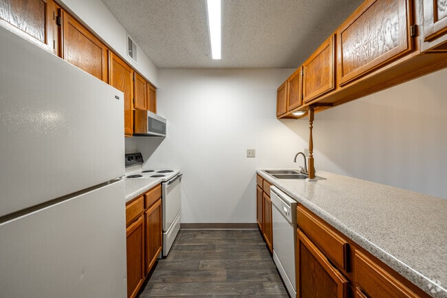 2BR, 1.5BA - 1,022SF - Kitchen