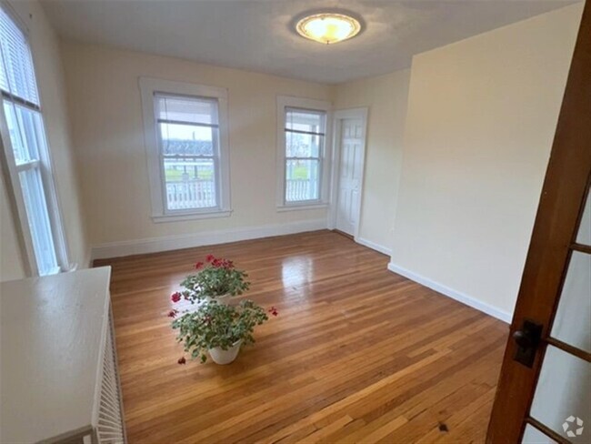 Building Photo - 543 Broadway Unit 2 Rental