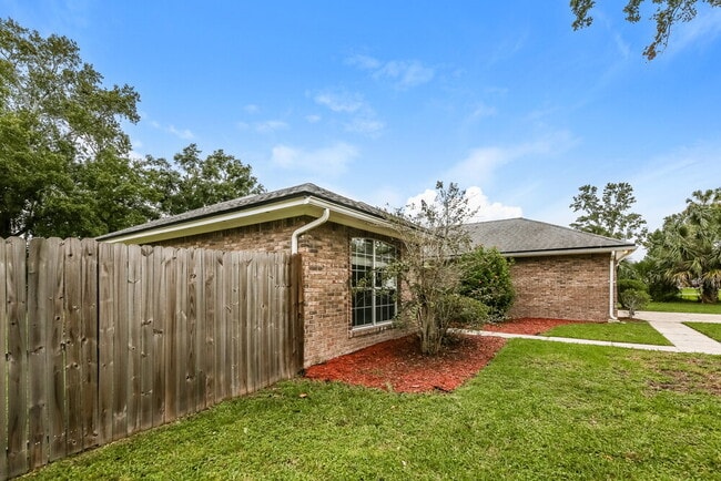 Photo - 588 John Hancock St