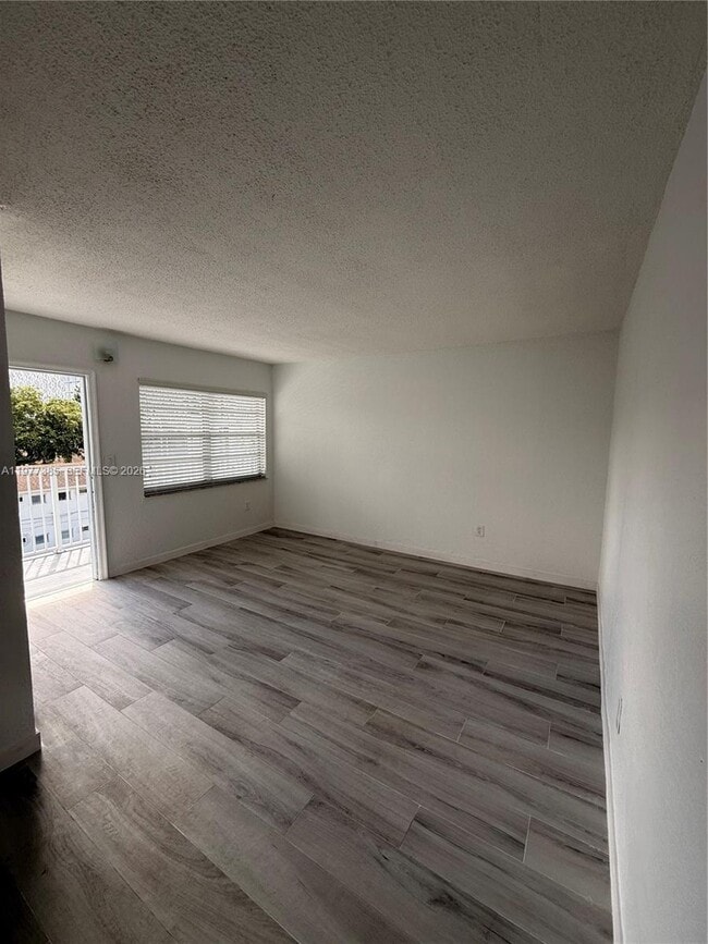 Building Photo - 1629 NW N River Dr Unit 404