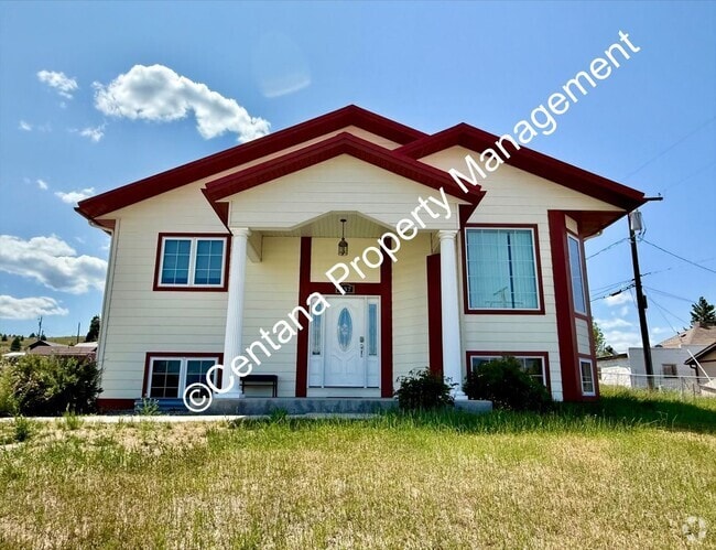 Building Photo - Beautiful home on the outskirts of town!