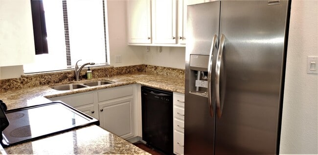 Building Photo - 10301 N 70th St Rental