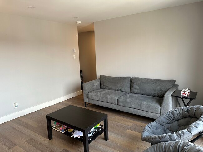 Photo - 3060 Barclay Av