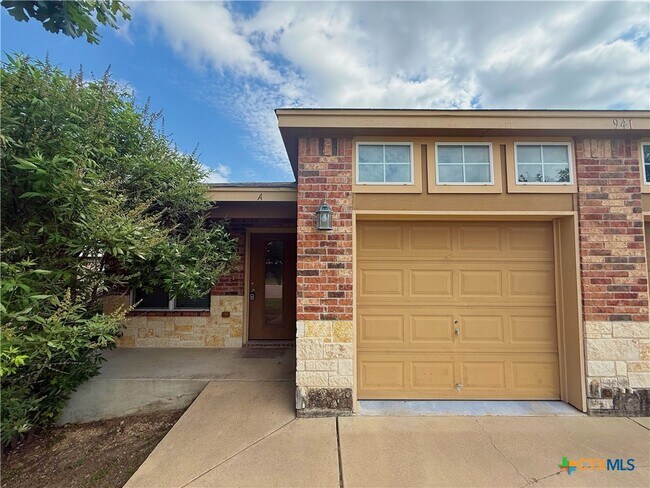 Building Photo - 941 Pinewood Dr