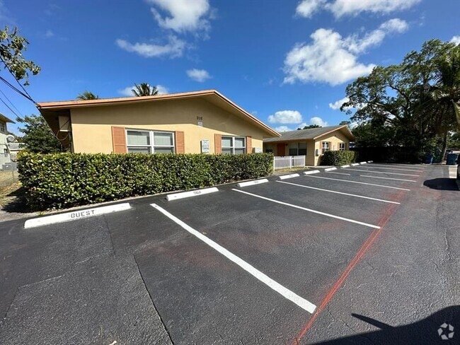 Building Photo - 916 SW 15th Terrace Unit D Rental