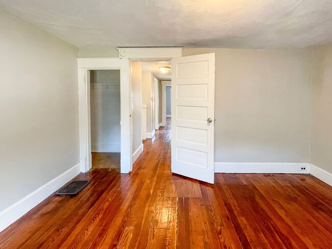 Photo - PRELEASING for AUGUST! Close to Campus: In-Unit Washer and Dryer