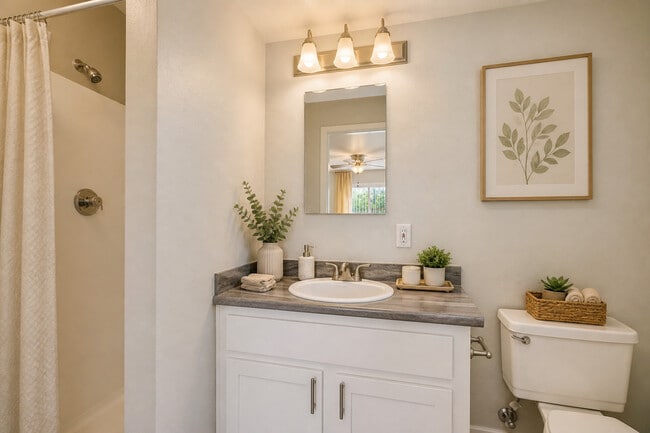 Baño neutro con decoración moderna