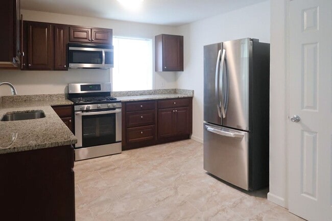 Building Photo - Modern Three Bedroom Condo! Minutes to Congress Heights Metro!