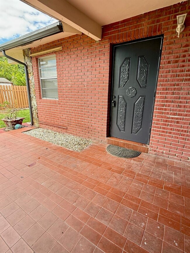 Building Photo - 4088 SW 51st St Unit C Rental