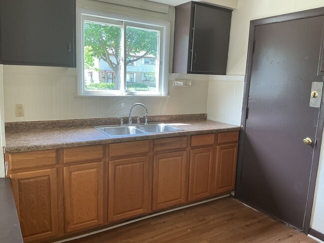 Building Photo - 2 Bedroom Single Family Home