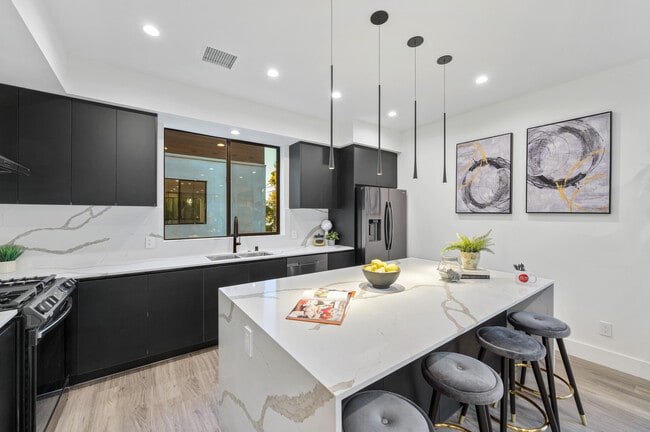 Photo - 18301 Collins St Unidad 18315 C