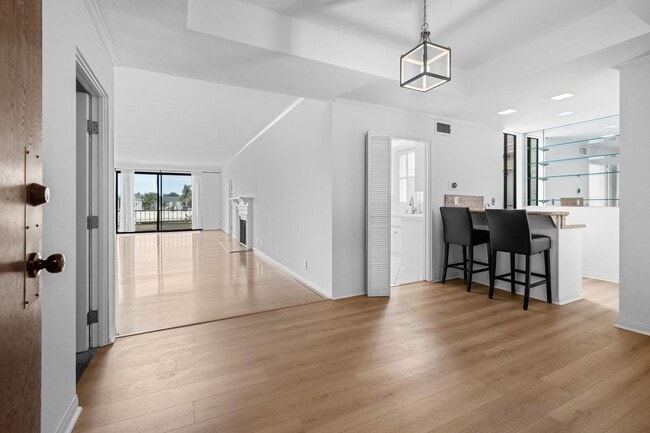 Building Photo - 4454 Ventura Canyon Ave Unit 306