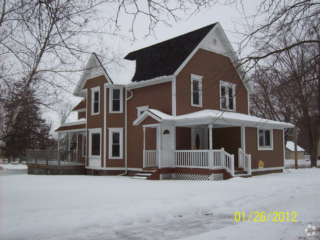 Building Photo - 647 N Walnut St Rental