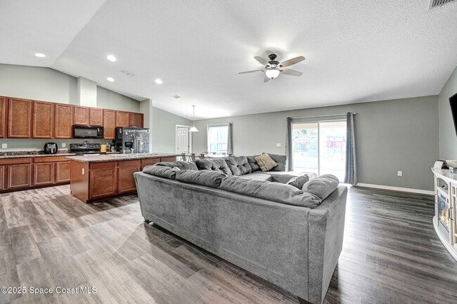 Photo - 870 Buchanan Ave SE