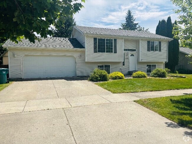 Building Photo - Home in Hayden!